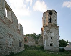 pohled na stěnu fary a zadní část kostela