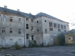 pohled z nádvoří na poškozené křídlo