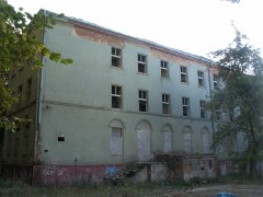 pohled na poškozené křídlo kláštera