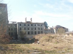 pohled na poškozené křídlo kláštera