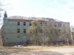 pohled na poškozené křídlo kláštera