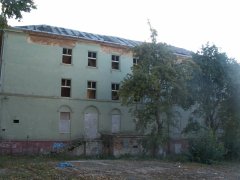 pohled na poškozené křídlo kláštera