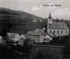 dobová pohlednice vsi s kostelem