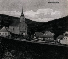 dobová pohlednice vsi s kostelem