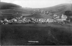 dobová pohlednice vsi s kostelem