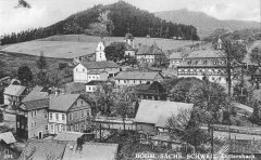 dobová pohlednice vsi s farou (vpravo od kostela)
