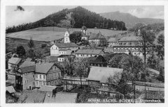 dobová pohlednice vsi s farou (vpravo od kostela)