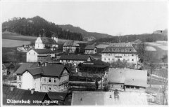 dobová pohlednice vsi s farou (vpravo od kostela)