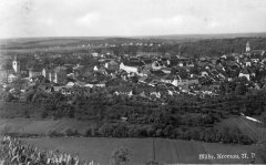 dobová pohlednice města s kostelem (v popředí, vpravo od středu)