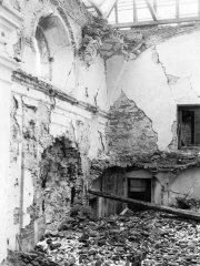 kostel po ruském bombardování - kruchta a jižní stěna lodi