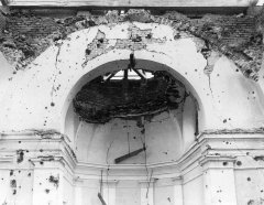 kostel po ruském bombardování - Vítězný oblouk