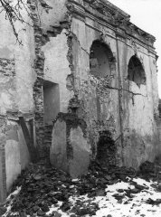kostel po ruském bombardování - pobořená jižní stěna