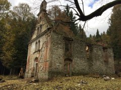 čistění kaple a jejího okolí - pohled zepředu zprava