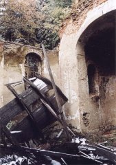 pohled do zničeného interiéru