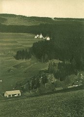 celkový pohled na Horní Údolí a kaple nad ním