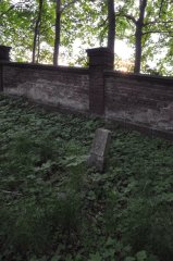 torzo náhrobku a část hřbitovní zdi