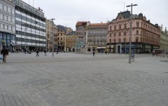 obrys na dlažbě náměstí Svobody v místech, kde kostel stával