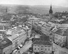 pohled na kostel sv. Mikuláše z věže kostela sv. Jakuba