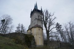 věž kostela přestavěná na rozhlednu a Šlépějová kaple - pohled zprava