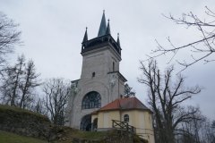 věž kostela přestavěná na rozhlednu - pohled zepředu zprava