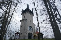 věž kostela přestavěná na rozhlednu - pohled zepředu zleva