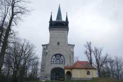 věž kostela přestavěná na rozhlednu - pohled zepředu