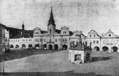 historické foto náměstí s přístřeškem