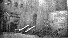 historické foto kaple (vlevo)