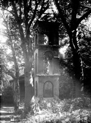 zvonička a kaple (za zvoničkou)