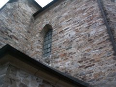 detail pravé stěny presbytáře