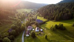 pohled na kostel z dronu