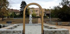 pietně upravená náves se zbytky zdiva kaple