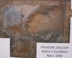 původní základy kaple s dlažbou před úpravou návsi