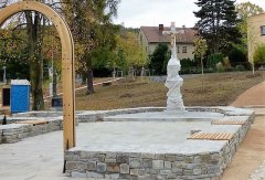 pietně upravená náves se zbytky zdiva kaple