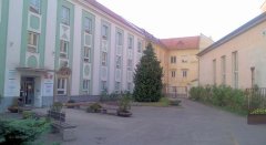 dnešní podoba nádvoří kláštera - vlevo bývalý dormitář klarisek, vpravo stávala oratoř