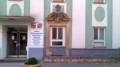 původní barokní portál dormitáře klarisek vedle současného, nově proraženého vchodu do školy