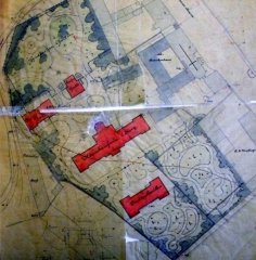 plán na rozšíření nemocnice na plochu bývalého hřbitova (kaple je červená budova nahoře uprostřed)