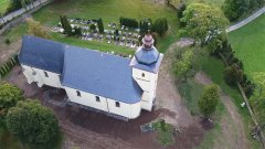 celkový pohled na kostel s prezentací půdorysné stopy románské stavby