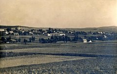 starší pohlednice vsi s kostelem