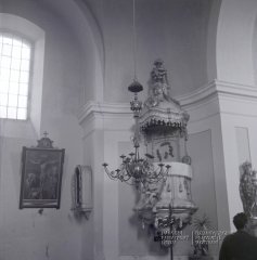 starší foto interiéru kostela - kazatelna