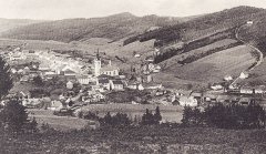 historické foto vsi s kaplí (vpravo, proti odbočce cesty k lesnímu kostelu)