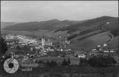 historické foto vsi s kaplí (vpravo, proti odbočce cesty k lesnímu kostelu)