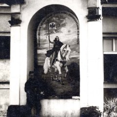 starší foto kaple - detail výklenku s vojáky vyvedeným motivem