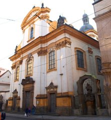 socha z původní kaple orámována v secesním duchu (vpravo dole)