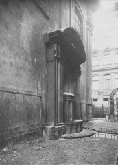 pohled na kapličku přesunutou k jižní stěně kostela