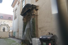 pohled zepředu zprava
