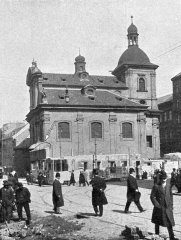 zadní část původní kaple (označena šipkou)