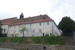 dosud neopravená část kláštera