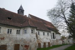 dosud neopravená část kláštera