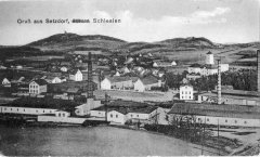 dobová pohlednice vsi s kostelem